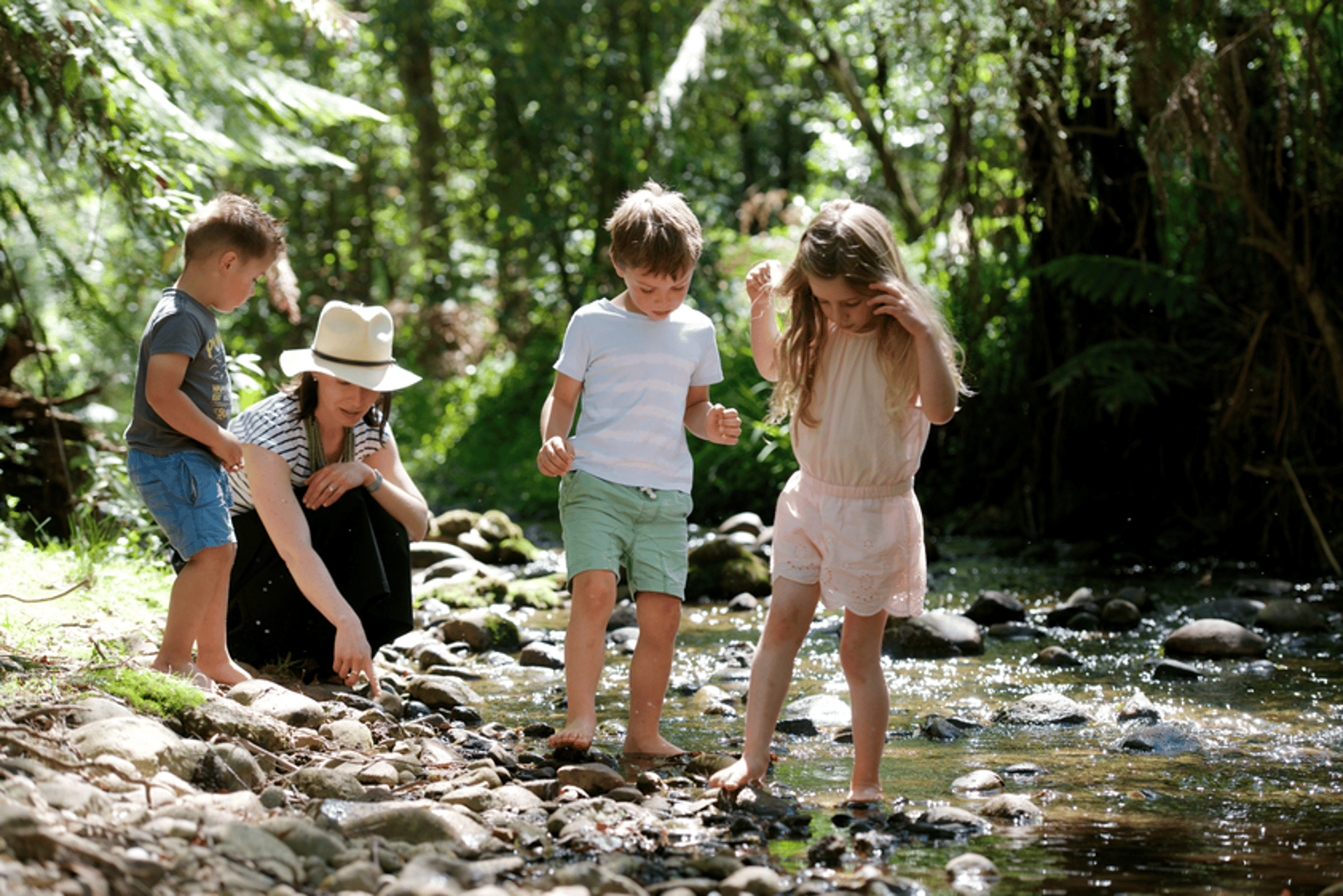 Mum and kids Creek Play 1600x1200
