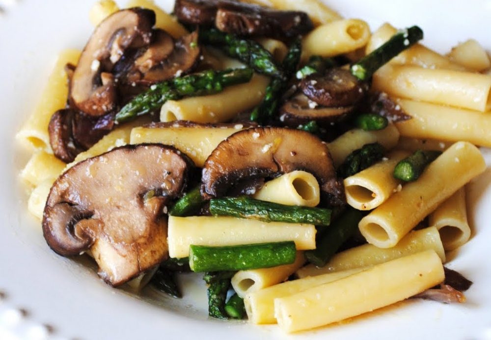 Pasta with asparagus mushrooms