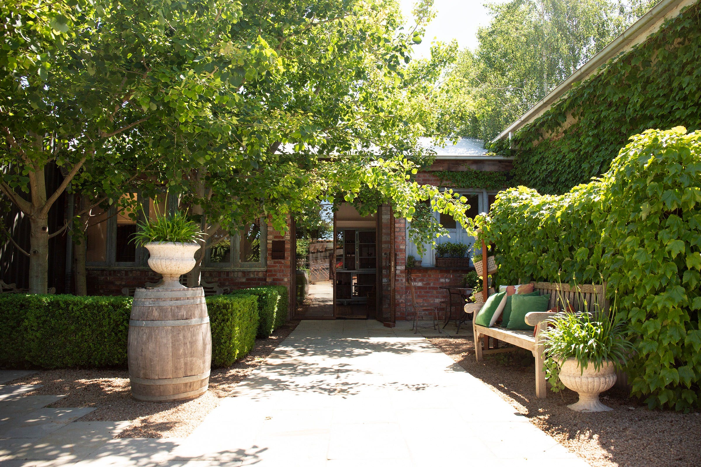 D27E859B99E0Ba50C1A8436F603D937E